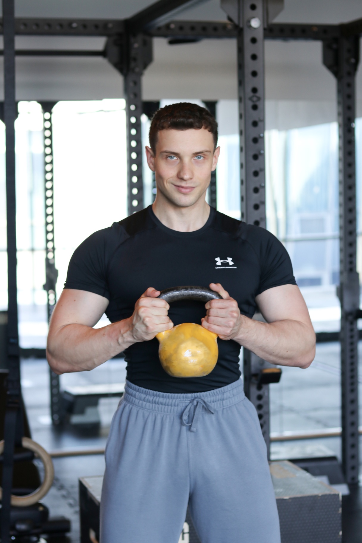 Trener Maciej Wosik z kettlebell w studio